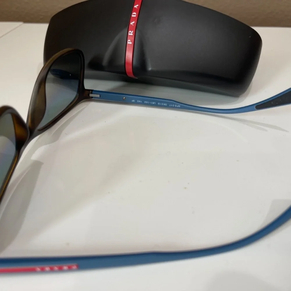 Sunglasses - Picture 4 of 6